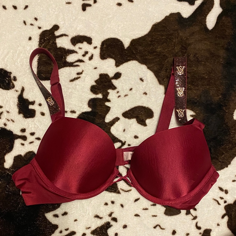 Victoria’s Secret bombshell sparkly bra